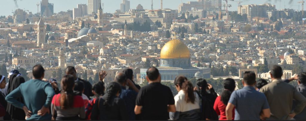 Jerusalém - Cidade Velha vista por turistas desde o Monte das Oliveiras