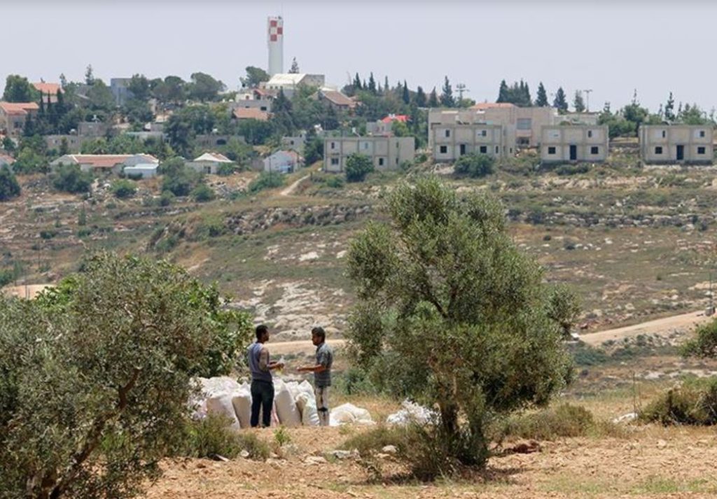 Obras de expansão do assentamento de Shiló, vistas do vilarejo de Karyut, Cisjordânia