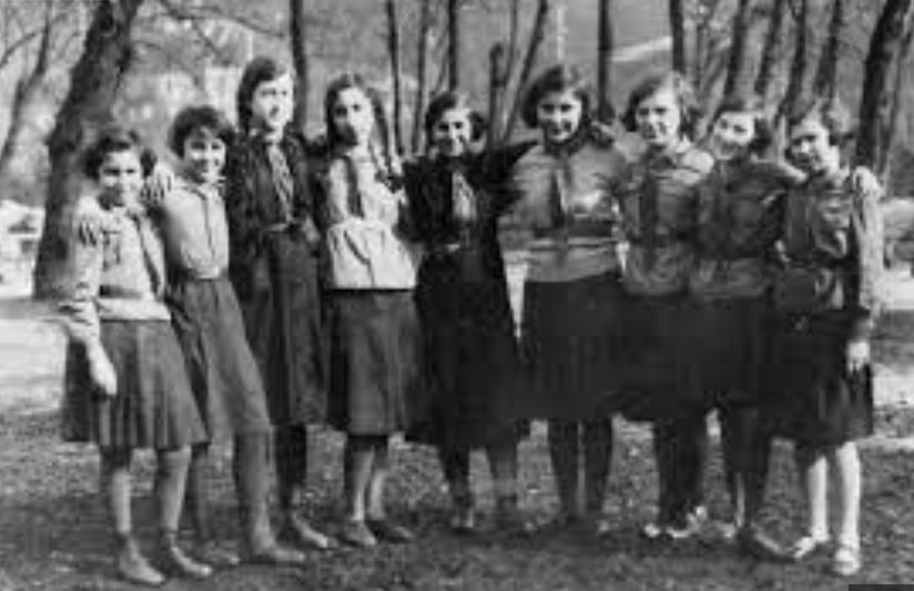 Membros do Bnei Akiva na Lituânia, antes do Holocausto