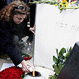 Dalia Rabin deposita flores no túmulo do pai