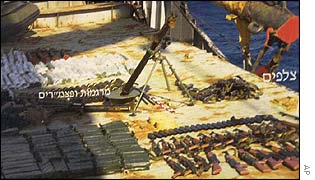 Carregamento de armas em navio apreendido no Mar Vermelho