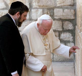 Rabino Michael Merlchior acompanha o Papa João Paulo II em visita ao Muro das Lamentações em Jerusalém.