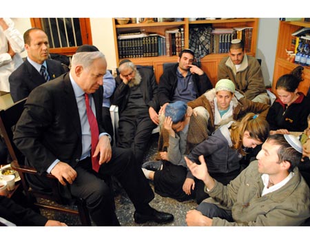 Netanyahu visita família enlutada