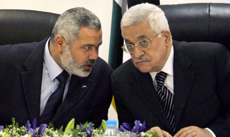 Khaled Meshaal e Mahmoud Abbas assinam acordo