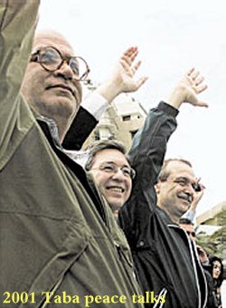 Taba, janeiro de 2001 -Saeb Erekat - Yossi Beilin - Iasser Abed Rabbo