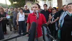 Yael Dayan discursa diante do prédio em que foi proclamada a Independência de Israel em 1948