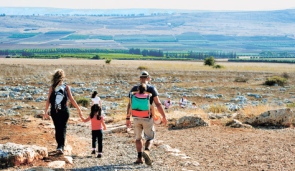Família passeando na Galiléia