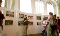 O reservista israelense Ido Even Paz, ao centro, guiando visitantes numa exposição do "Breaking the Silence" no Kulturhaus Helferei em Zurich. Reuters, 08|06|2015