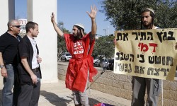 Seguranças do Fórum observam judeus ultranacionalistas protestando contra métodos de interrogatórios 'duros'