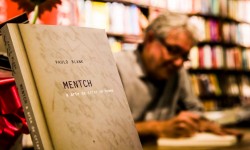 Paulo Blank autografa seu novo bestseller "Mentch"