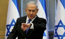 Primeiro-Ministro checa a hora durante uma reunião do bloco de direita no Knesset | Jerusalém 20|11|19 | AFP