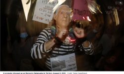 Não é só o Bibi, estúpido! Oposição israelense está fazendo o jogo perigoso de “Bibi-Não” A protester dressed up as Benjamin Netanyahu in Tel Aviv, August 5, 2020.Credit: Tomer Appelbaum [ por Gideon Levy | Haaretz | 08.08.20 | traduzido pelo PAZ AGORA|BR] A direita deve muito aos protestos da esquerda. Esse protesto legitima a direita, “lava” seus crimes, consolida seu controle e lhe dá uma legitimidade que nunca teve. É assim que são as coisas quando um protesto focaliza apenas o destino de uma pessoa, com o alvo sendo “Bibi não”. Tal esforço torna o adversário real, a direita, como seu gêmeo quase desejado, caso exclua Benjamin Netanyahu. Qualquer coisa que não seja Bibi é um sonho. Qualquer um que não seja ele, é um redentor. Vamos nos livrar dele e ficaremos todos bem... Esta é uma abordagem perigosa. Acabará na perpetuação do domínio da direita, deixando sua ideologia como a única. O editor-chefe do Haaretz, Aluf Benn, o colocou bem nesta 6ª feira. Ele recordou a todos que celebram prematuramente, que mesmo quando Netanyahu tiver saído, seus apoiadores ainda estarão aqui. Sua advertência merece um asterisco: Veja o que está acontecendo. A repulsa sentida por Netanyahu está legitimando tudo que não é ele. De repente, a nomeação de Gilad Erdan e Tzipi Hotovely como embaixadores são uma perda para a política israelense. “Erdan, uma das faces mais respeitáveis do Likud”, escreveu Yossi Verter no Haaretz de 6ª feira. Usando uma palavra que também pode ser traduzida como “quase-estadista”. Erdan? Quase-estadista? Vamos jogar a toalha? Erdan, líder de uma guerra suja contra críticos de Israel em todo o mundo, é um quase-estadista? Ele foi o ministro da segurança pública que acusou falsamente um cidadão beduíno inocente que tinha sido assassinado sem motivo pela polícia, uma agência que estava a cargo dele. Eran nunca se preocupou em se desculpar. Foi o ministro que liderou a horrível política de criminalizar qualquer crítica à ocupação, baseada em fundos enormes, disfarces e outros esforços questionáveis, dos quais apenas alguns já foram expostos. E agora ele é considerado não apenas legítimo mas um quase-estadista. Se Erdan é um quase-estadista, quem não é? Um ministro que aperte o gatilho ele mesmo? E veja Hotovely. Como pode um político ultranacionalista alocado em Londres ser considerado uma perda para a cena política israelense? Parece que o fato desses dois terem sido menos obsequiosos com Netanyahu os tornou símbolos de política de estadista. Gideon Sa’ar é outro objeto das aspirações de centro-esquerda. É um dos políticos mais extremistas, racistas e perigosos na direita. Foi ele que propôs a criação do centro de detenção Holot e propôs um lei “anti-infiltração” instalando uma forte política de caça aos reivindicantes de asilo, Agora ele é considerado legítimo por um campo que se pretende ser da esquerda. Sa’ar deveria ser desqualificado para sempre, por qualquer pessoa consciente, mas não quando o vemos com o diabo encarnado, Netanyahu. Comparando com Bibi, vale tudo, todo resto é bom. E aí, claro, vem Naftali Bennett, atual menina dos olhos da esquerda, ora florescendo nas pesquisas de opinião. Um retorno de Ayelet Shaked, outra ex-queridinha da esquerda, também está acontecendo. Deixe que sejam racistas e ultranacionalistas, contanto que não sejam Netanyahu. Os inimigos do meu inimigo são meus amigos, não importa o que representam. É assim quando há incêndio e ódio cego. Essas pessoas continuarão a ameaçar juízes, perseguir requerentes de asilo, apoiar o capitalismo selvagem, incitar contra cidadãos árabes de Israel e consolidar o apartheid. Serão perdoados por tudo. Bibi destruiu coisas e Bennett irá construir; Netanyahu disseminou o veneno e Erdan, Sa’ar e Hotovely irão gozar um amor fraternal. Que venham mais 50 anos de ocupação, deixe que a política de discriminação e humilhação de cidadãos árabes e a perseguição a requerentes de asilo continuem, deixe que o exército continue matando manifestantes palestinos e deixe que a polícia continue usando violência e os deficientes continuem recebendo benefícios miseráveis. O principal é se livrar de Netanyahu. Ao final não haverá mais Netanyahu. Alívio, alegria e satisfação lavarão a esquerda e os juízes e o resto das instituições ameaçadas. Israel verá a alvorada de um novo dia. E então, seu sucessor será indicado, alguém da direita obviamente, e o campo, embriagado de sucesso e exausto de seu protesto, se verá neutralizado. É assim que as coisas acontecem, quando o vagão está vazio e nenhuma alternativa é oferecida. Então Sa’ar, Bennett ou outro da direita poderá aprovar leis no estilo de Victor Orban ou Jair Bolsonaro, sem impedimento. Afinal, o perigo terá passado, a vitória terá sido alcançada - e o demônio terá desaparecido.