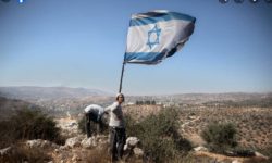 Fanáticos usurpam território alheio e a bandeira de Israel